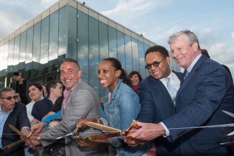 New York’s first outlet center officially opens