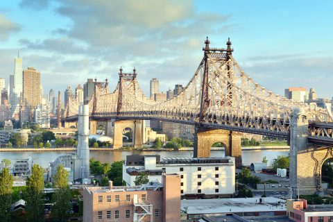 Manhattanʼs rising rents lift Queens to new heights